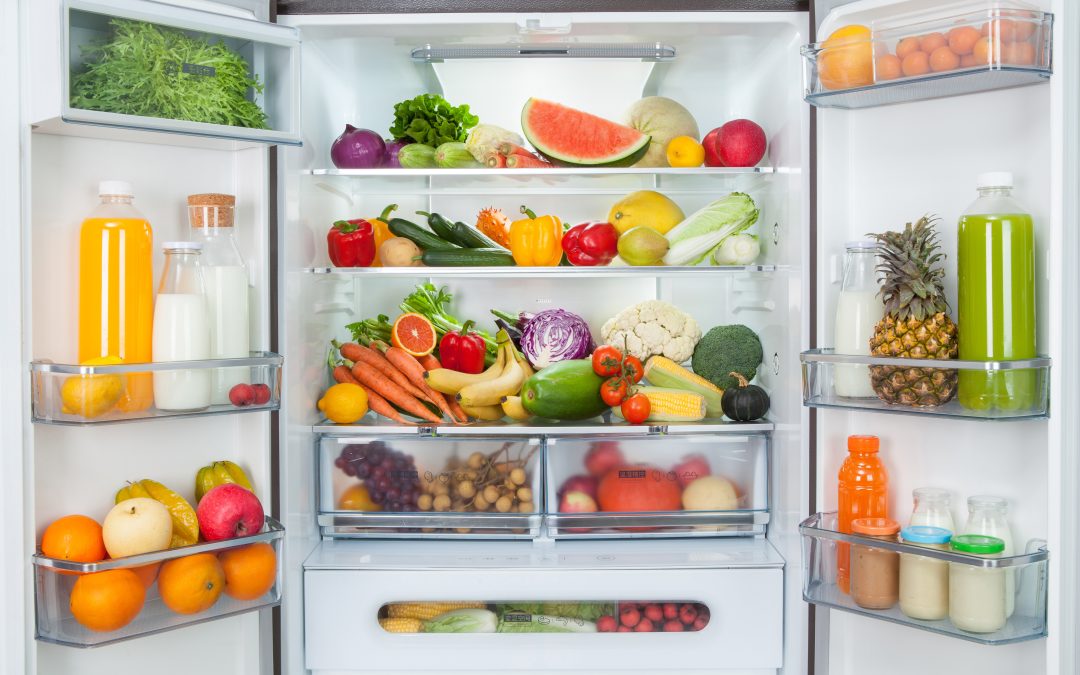 Fotka lednice s čerstvou zeleninou a ovocem